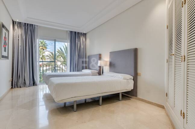 Ático exclusivo de 3 habitaciones frente a la playa con instalaciones de bienestar– Ventura del Mar -Ubicación privilegiada -Puerto Banús – Marbella | Disponible para alquiler a corto y medio plazo a partir de julio de 2026