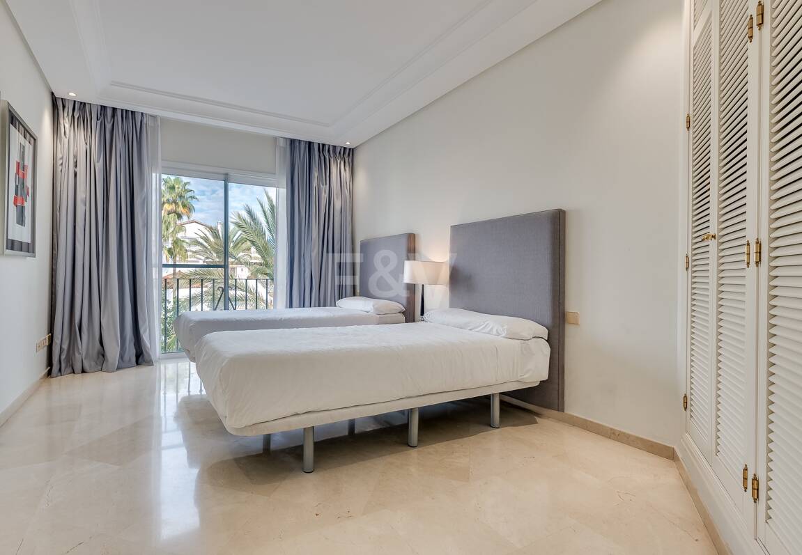 Ático exclusivo de 3 habitaciones frente a la playa con instalaciones de bienestar– Ventura del Mar -Ubicación privilegiada -Puerto Banús – Marbella | Disponible para alquiler a corto y medio plazo a partir de julio de 2026