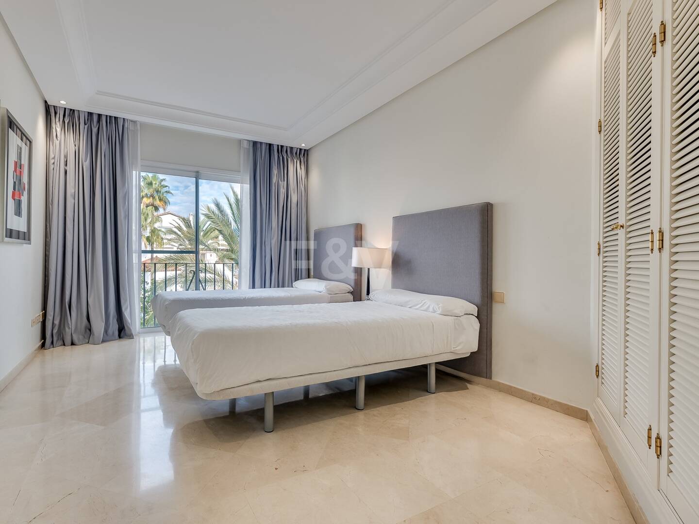 Ático exclusivo de 3 habitaciones frente a la playa con instalaciones de bienestar– Ventura del Mar -Ubicación privilegiada -Puerto Banús – Marbella | Disponible para alquiler a corto y medio plazo a partir de julio de 2026