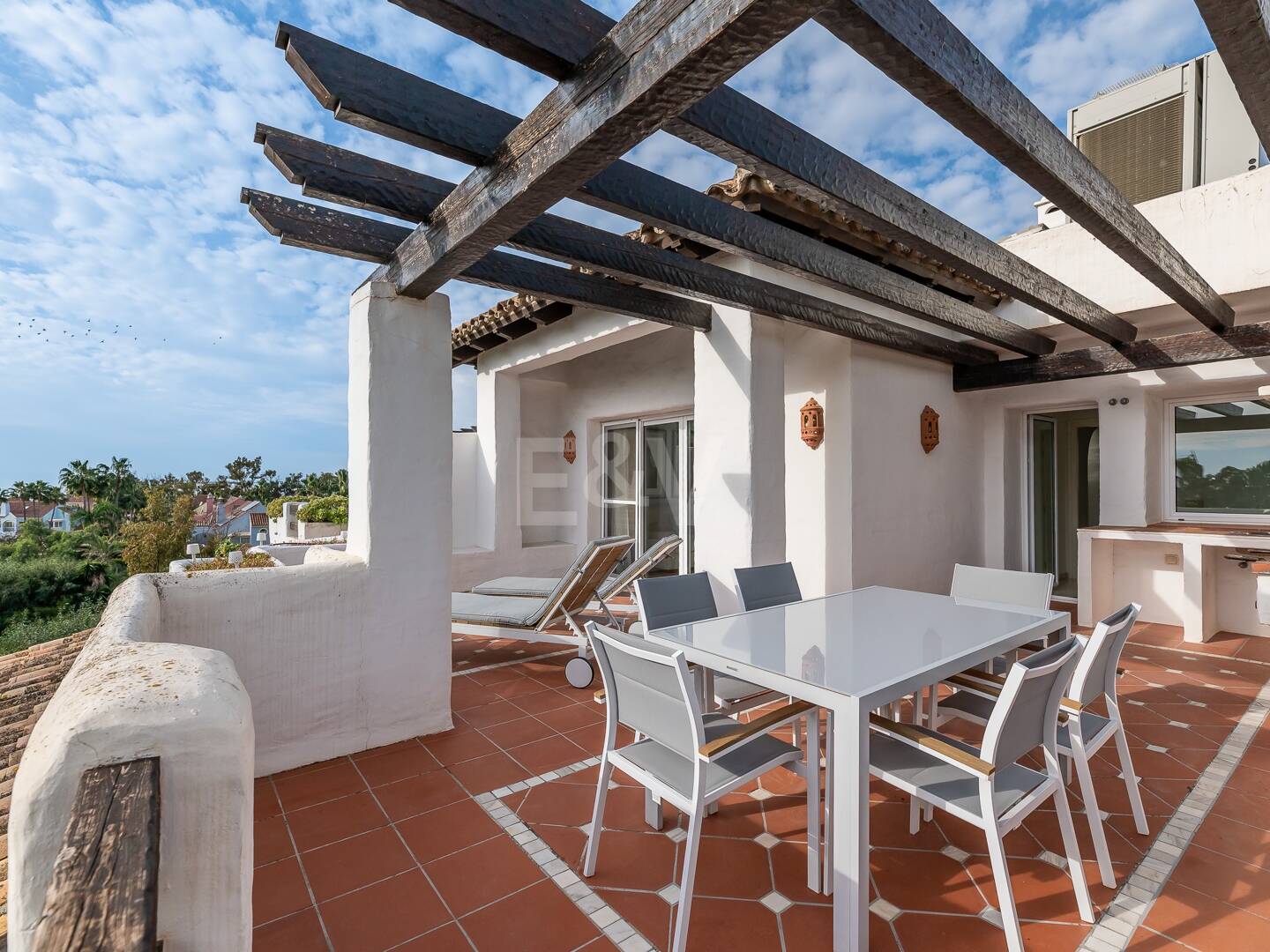 Ático exclusivo de 3 habitaciones frente a la playa con instalaciones de bienestar– Ventura del Mar -Ubicación privilegiada -Puerto Banús – Marbella | Disponible para alquiler a corto y medio plazo a partir de julio de 2026