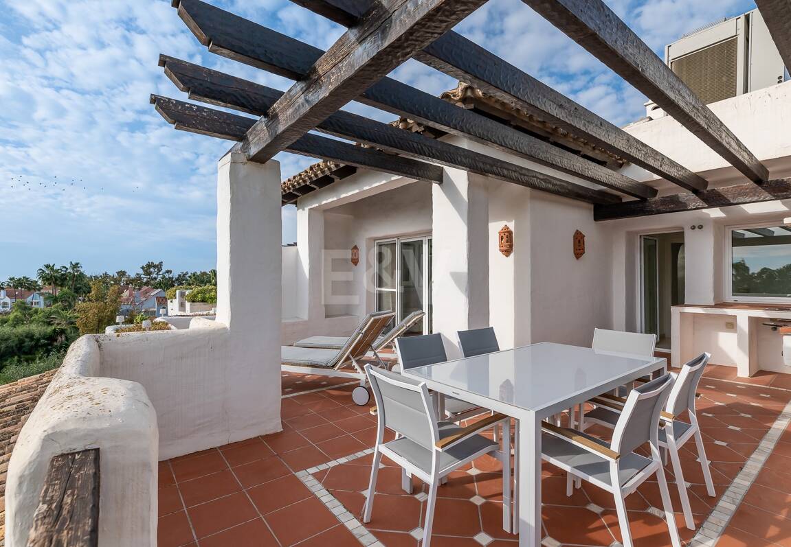 Ático exclusivo de 3 habitaciones frente a la playa con instalaciones de bienestar– Ventura del Mar -Ubicación privilegiada -Puerto Banús – Marbella | Disponible para alquiler a corto y medio plazo a partir de julio de 2026