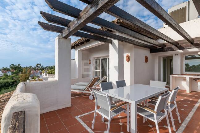 Ático exclusivo de 3 habitaciones frente a la playa con instalaciones de bienestar– Ventura del Mar -Ubicación privilegiada -Puerto Banús – Marbella | Disponible para alquiler a corto y medio plazo a partir de julio de 2026