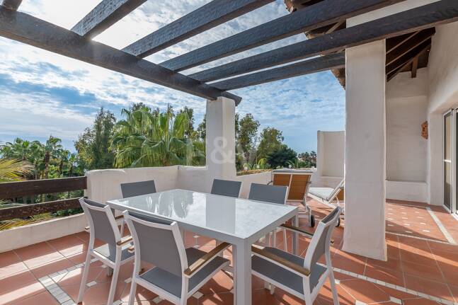 Ático exclusivo de 3 habitaciones frente a la playa con instalaciones de bienestar– Ventura del Mar -Ubicación privilegiada -Puerto Banús – Marbella | Disponible para alquiler a corto y medio plazo a partir de julio de 2026