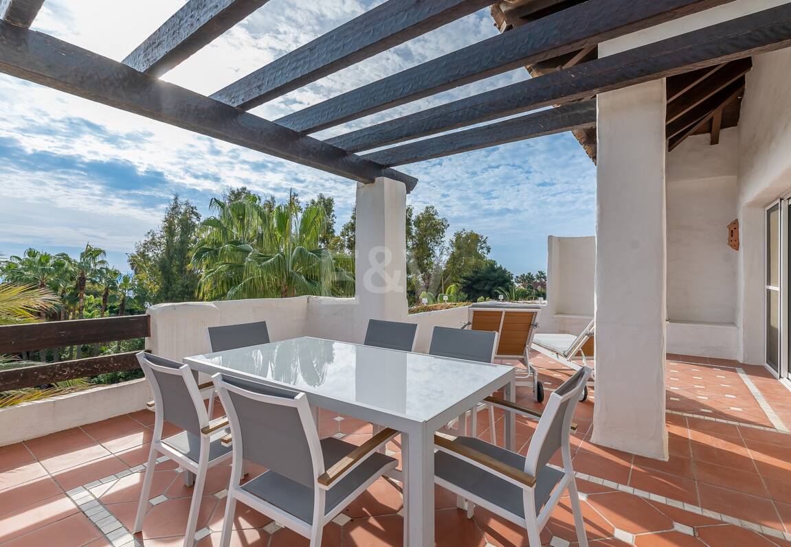 Ático exclusivo de 3 habitaciones frente a la playa con instalaciones de bienestar– Ventura del Mar -Ubicación privilegiada -Puerto Banús – Marbella | Disponible para alquiler a corto y medio plazo a partir de julio de 2026