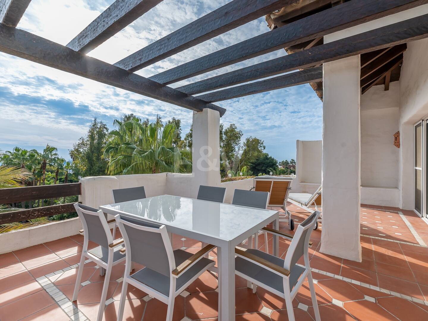 Ático exclusivo de 3 habitaciones frente a la playa con instalaciones de bienestar– Ventura del Mar -Ubicación privilegiada -Puerto Banús – Marbella | Disponible para alquiler a corto y medio plazo a partir de julio de 2026