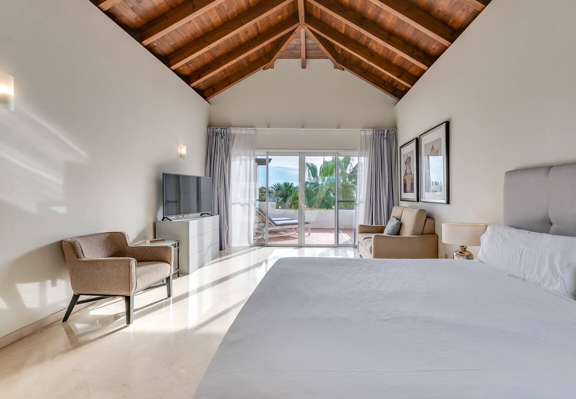 Ático exclusivo de 3 habitaciones frente a la playa con instalaciones de bienestar– Ventura del Mar -Ubicación privilegiada -Puerto Banús – Marbella | Disponible para alquiler a corto y medio plazo a partir de julio de 2026