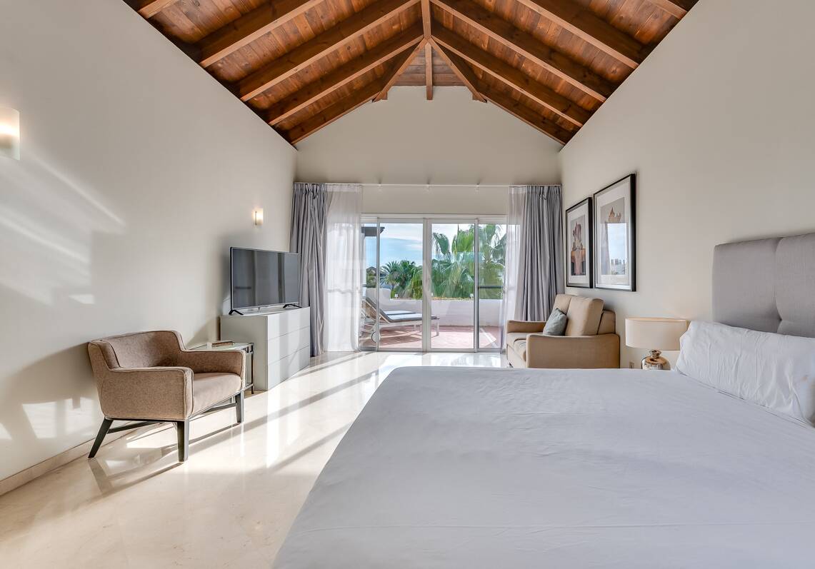 Exclusive 3-Bedroom Beachfront Penthouse with wellness facilities– Ventura del Mar -Prime Location -Puerto Banús – Marbella | Available for short -mid term rent from July 2026