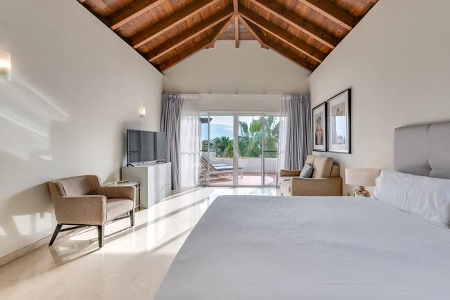 Ático exclusivo de 3 habitaciones frente a la playa con instalaciones de bienestar– Ventura del Mar -Ubicación privilegiada -Puerto Banús – Marbella | Disponible para alquiler a corto y medio plazo a partir de julio de 2026