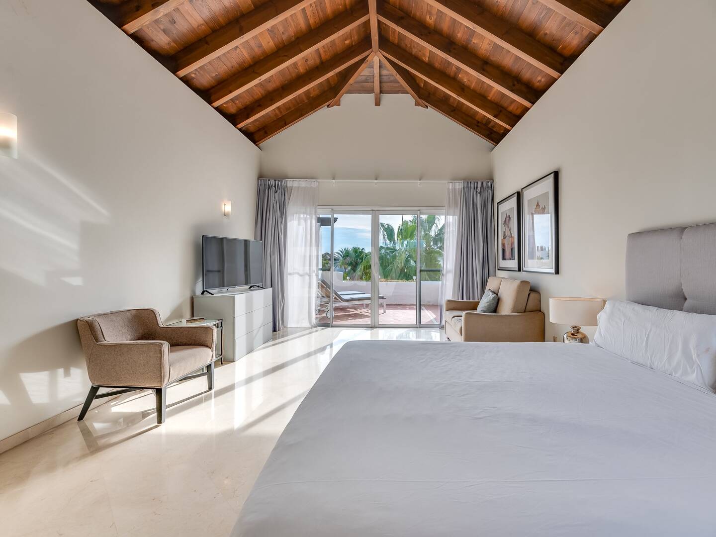 Ático exclusivo de 3 habitaciones frente a la playa con instalaciones de bienestar– Ventura del Mar -Ubicación privilegiada -Puerto Banús – Marbella | Disponible para alquiler a corto y medio plazo a partir de julio de 2026