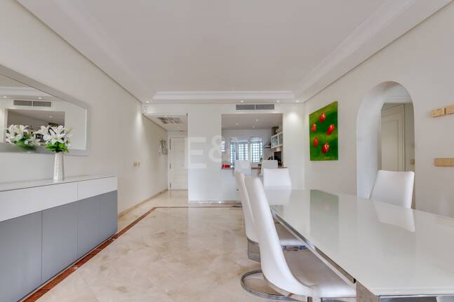 Ático exclusivo de 3 habitaciones frente a la playa con instalaciones de bienestar– Ventura del Mar -Ubicación privilegiada -Puerto Banús – Marbella | Disponible para alquiler a corto y medio plazo a partir de julio de 2026