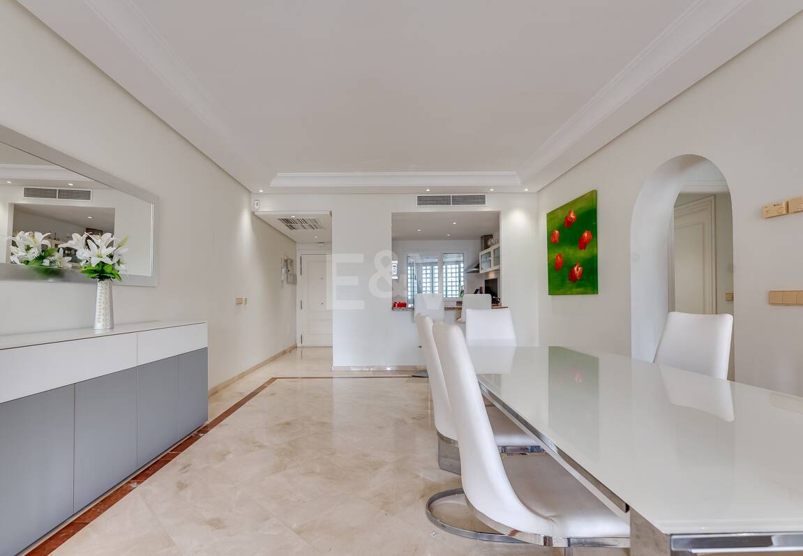 Ático exclusivo de 3 habitaciones frente a la playa con instalaciones de bienestar– Ventura del Mar -Ubicación privilegiada -Puerto Banús – Marbella | Disponible para alquiler a corto y medio plazo a partir de julio de 2026