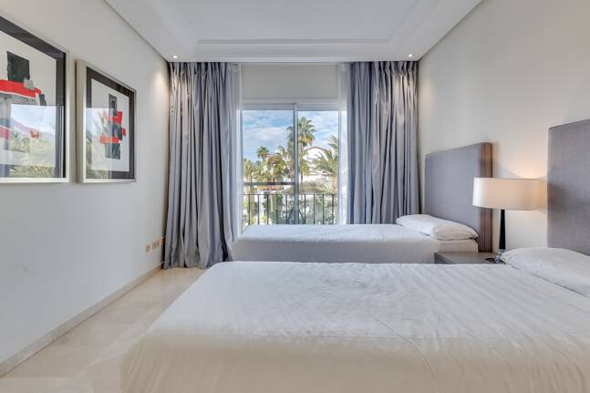 Ático exclusivo de 3 habitaciones frente a la playa con instalaciones de bienestar– Ventura del Mar -Ubicación privilegiada -Puerto Banús – Marbella | Disponible para alquiler a corto y medio plazo a partir de julio de 2026