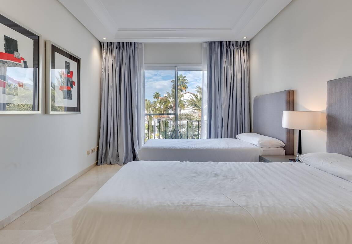 Ático exclusivo de 3 habitaciones frente a la playa con instalaciones de bienestar– Ventura del Mar -Ubicación privilegiada -Puerto Banús – Marbella | Disponible para alquiler a corto y medio plazo a partir de julio de 2026