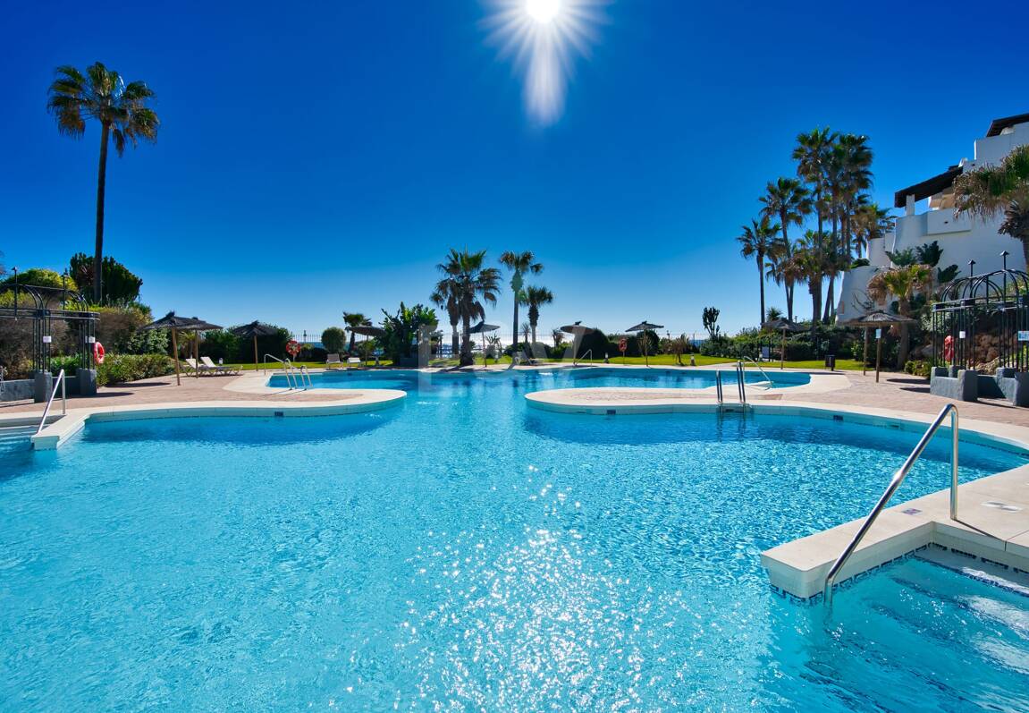 Ático exclusivo de 3 habitaciones frente a la playa con instalaciones de bienestar– Ventura del Mar -Ubicación privilegiada -Puerto Banús – Marbella | Disponible para alquiler a corto y medio plazo a partir de julio de 2026