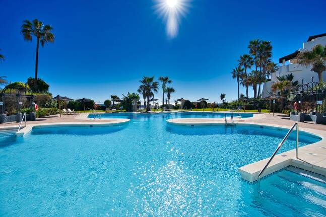 Ático exclusivo de 3 habitaciones frente a la playa con instalaciones de bienestar– Ventura del Mar -Ubicación privilegiada -Puerto Banús – Marbella | Disponible para alquiler a corto y medio plazo a partir de julio de 2026