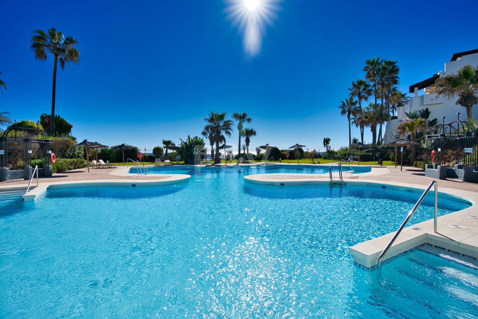 Ático exclusivo de 3 habitaciones frente a la playa con instalaciones de bienestar– Ventura del Mar -Ubicación privilegiada -Puerto Banús – Marbella | Disponible para alquiler a corto y medio plazo a partir de julio de 2026