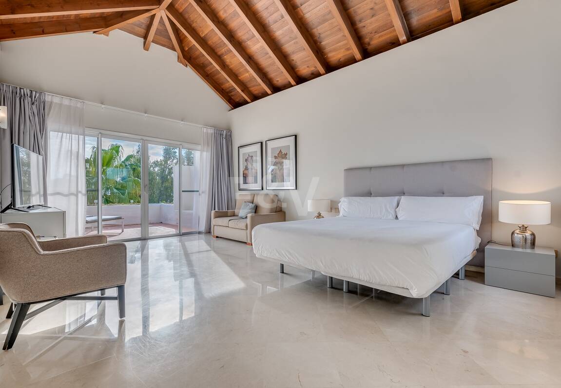 Ático exclusivo de 3 habitaciones frente a la playa con instalaciones de bienestar– Ventura del Mar -Ubicación privilegiada -Puerto Banús – Marbella | Disponible para alquiler a corto y medio plazo a partir de julio de 2026