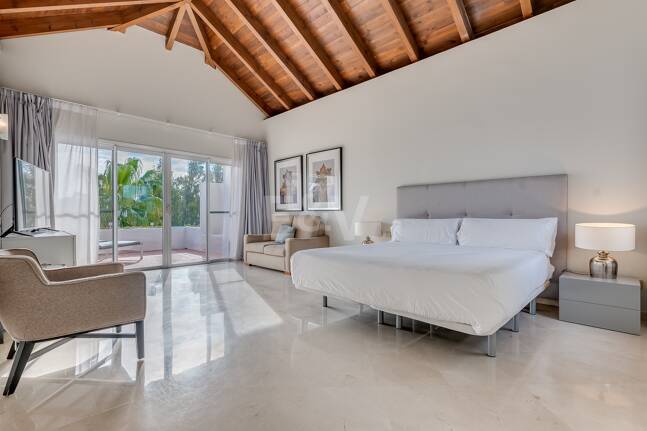 Ático exclusivo de 3 habitaciones frente a la playa con instalaciones de bienestar– Ventura del Mar -Ubicación privilegiada -Puerto Banús – Marbella | Disponible para alquiler a corto y medio plazo a partir de julio de 2026