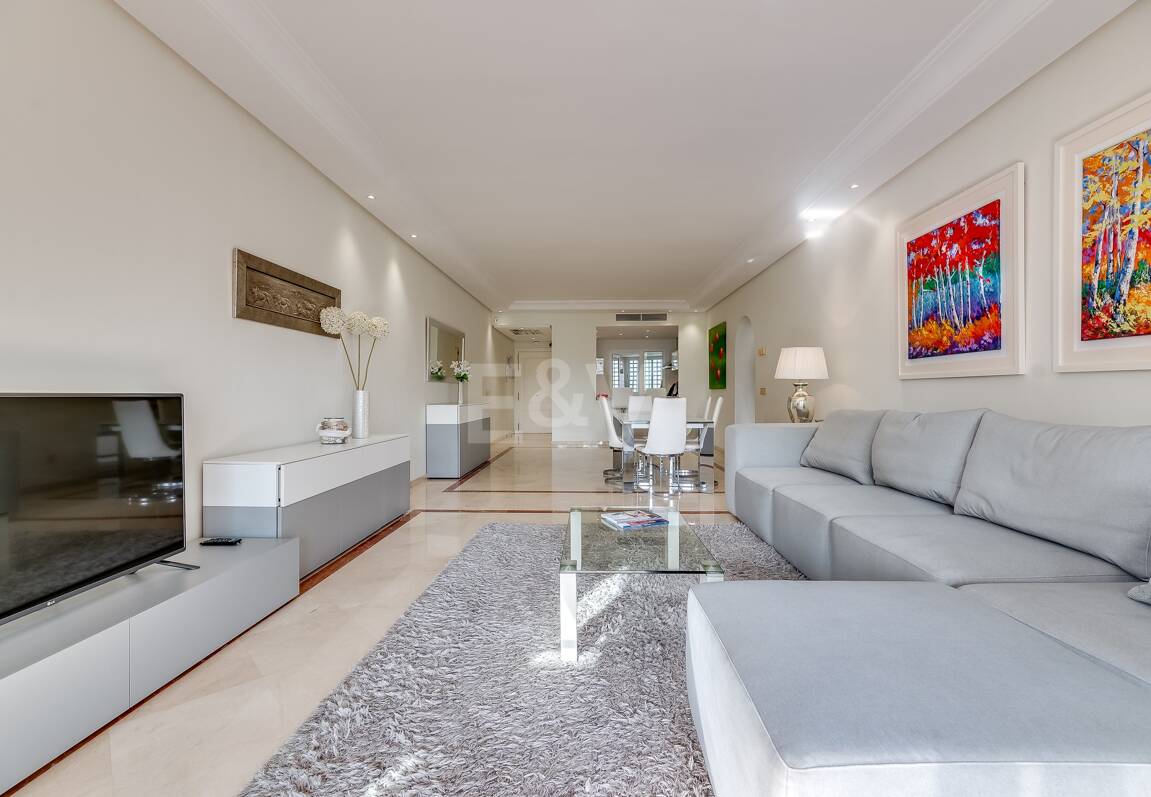Ático exclusivo de 3 habitaciones frente a la playa con instalaciones de bienestar– Ventura del Mar -Ubicación privilegiada -Puerto Banús – Marbella | Disponible para alquiler a corto y medio plazo a partir de julio de 2026