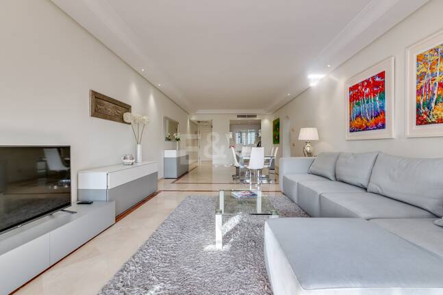 Ático exclusivo de 3 habitaciones frente a la playa con instalaciones de bienestar– Ventura del Mar -Ubicación privilegiada -Puerto Banús – Marbella | Disponible para alquiler a corto y medio plazo a partir de julio de 2026