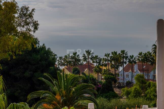 Ático exclusivo de 3 habitaciones frente a la playa con instalaciones de bienestar– Ventura del Mar -Ubicación privilegiada -Puerto Banús – Marbella | Disponible para alquiler a corto y medio plazo a partir de julio de 2026