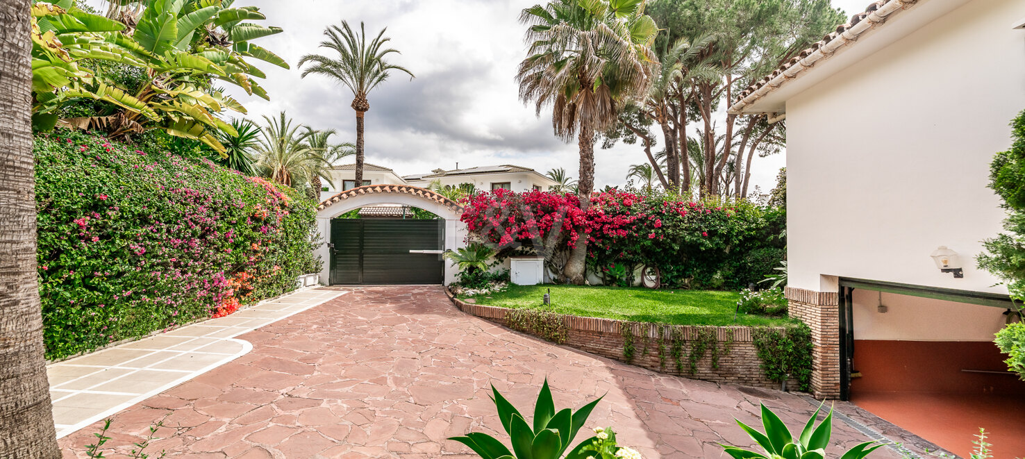 Charming Beachside Villa in Los Monteros