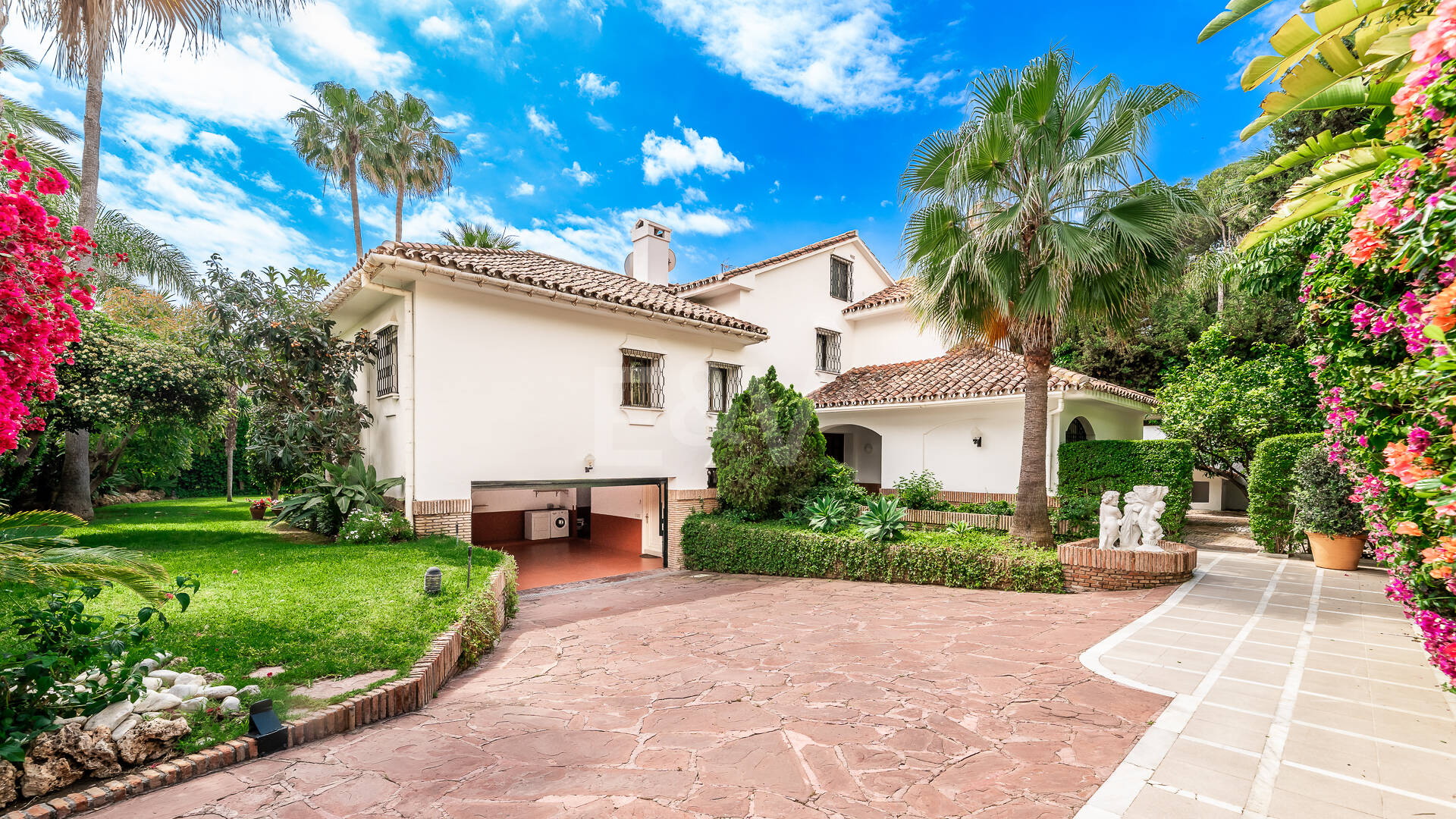 Rare Opportunity, Villa Close to the Beach in Los Monteros