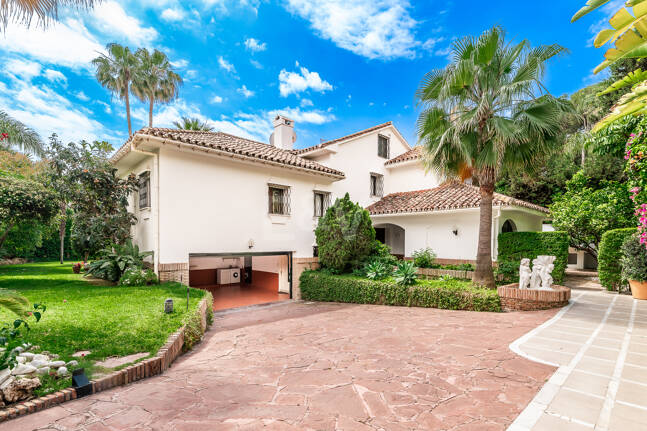 Rare Opportunity, Villa Close to the Beach in Los Monteros