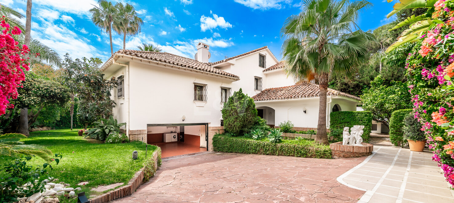 Charming Beachside Villa in Los Monteros