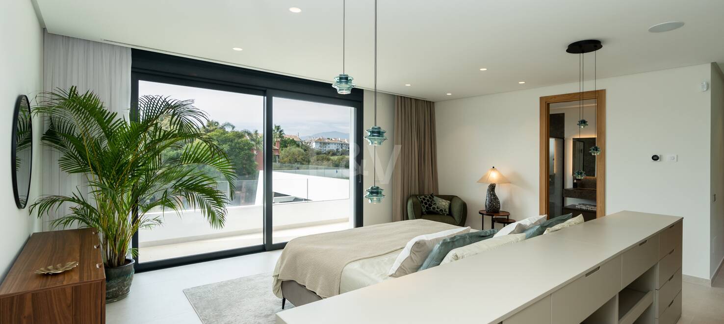 Stunning Modern Villa i Prime Location i San Pedro Beach