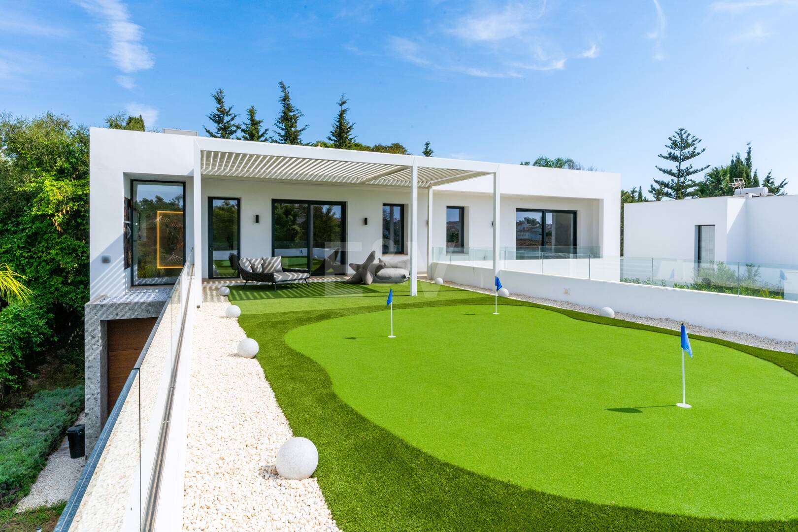 Stunning Modern Villa in Prime Location in San Pedro Beach