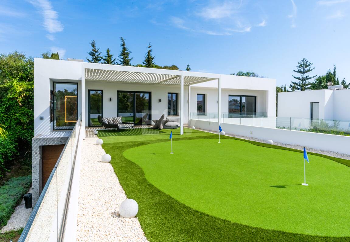 Stunning Modern Villa in Prime Location in San Pedro Beach