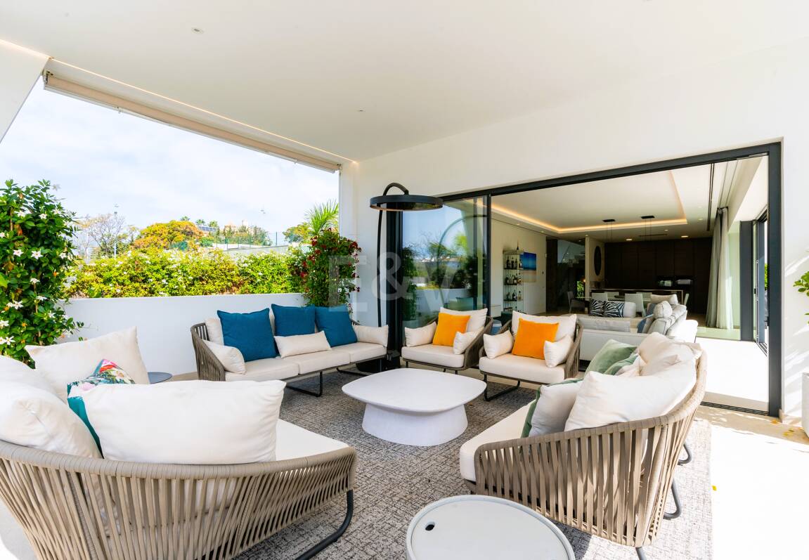 Stunning Modern Villa in Prime Location in San Pedro Beach