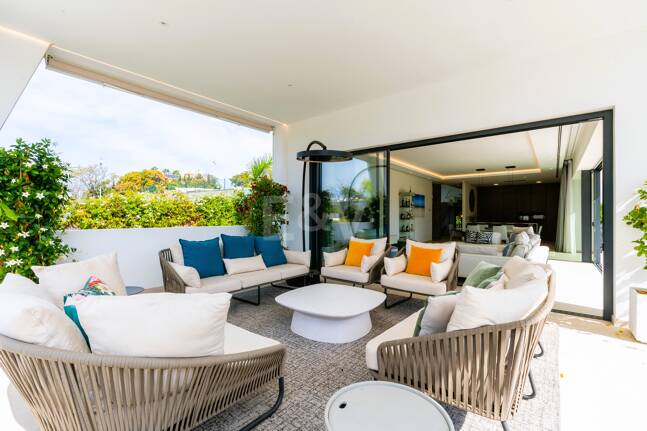 Stunning Modern Villa in Prime Location in San Pedro Beach