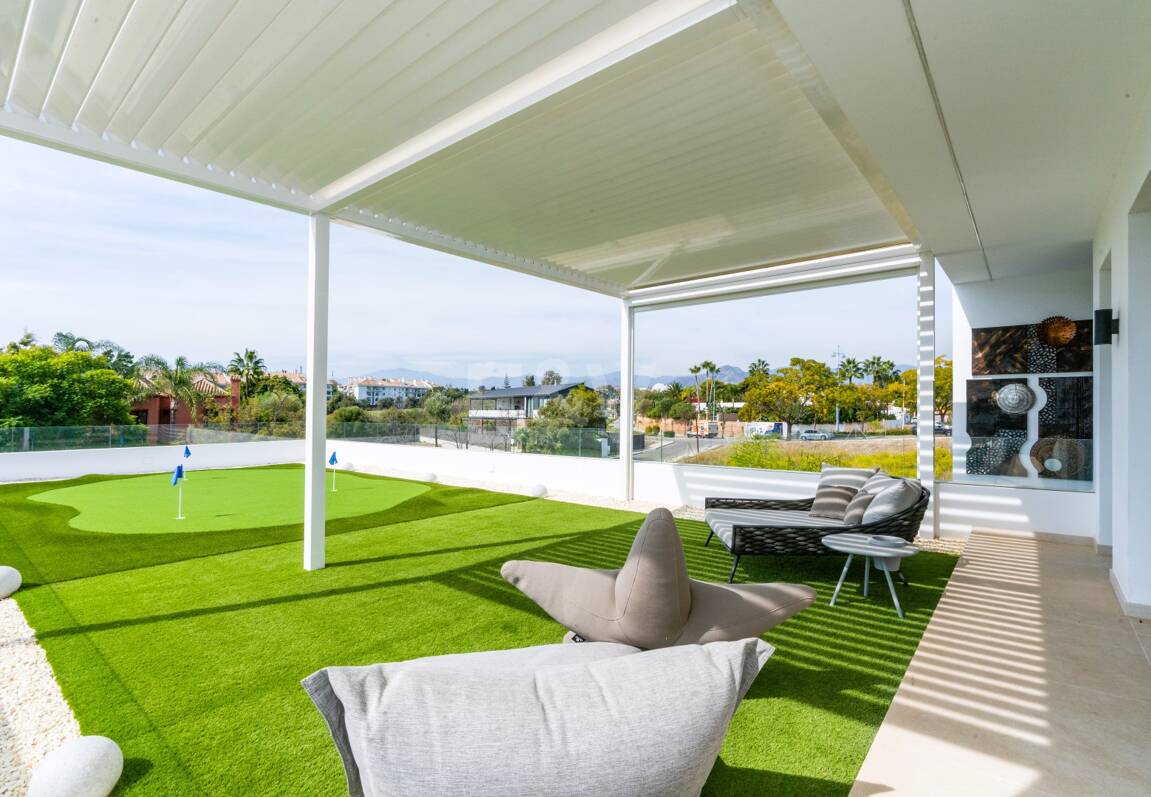 Stunning Modern Villa in Prime Location in San Pedro Beach