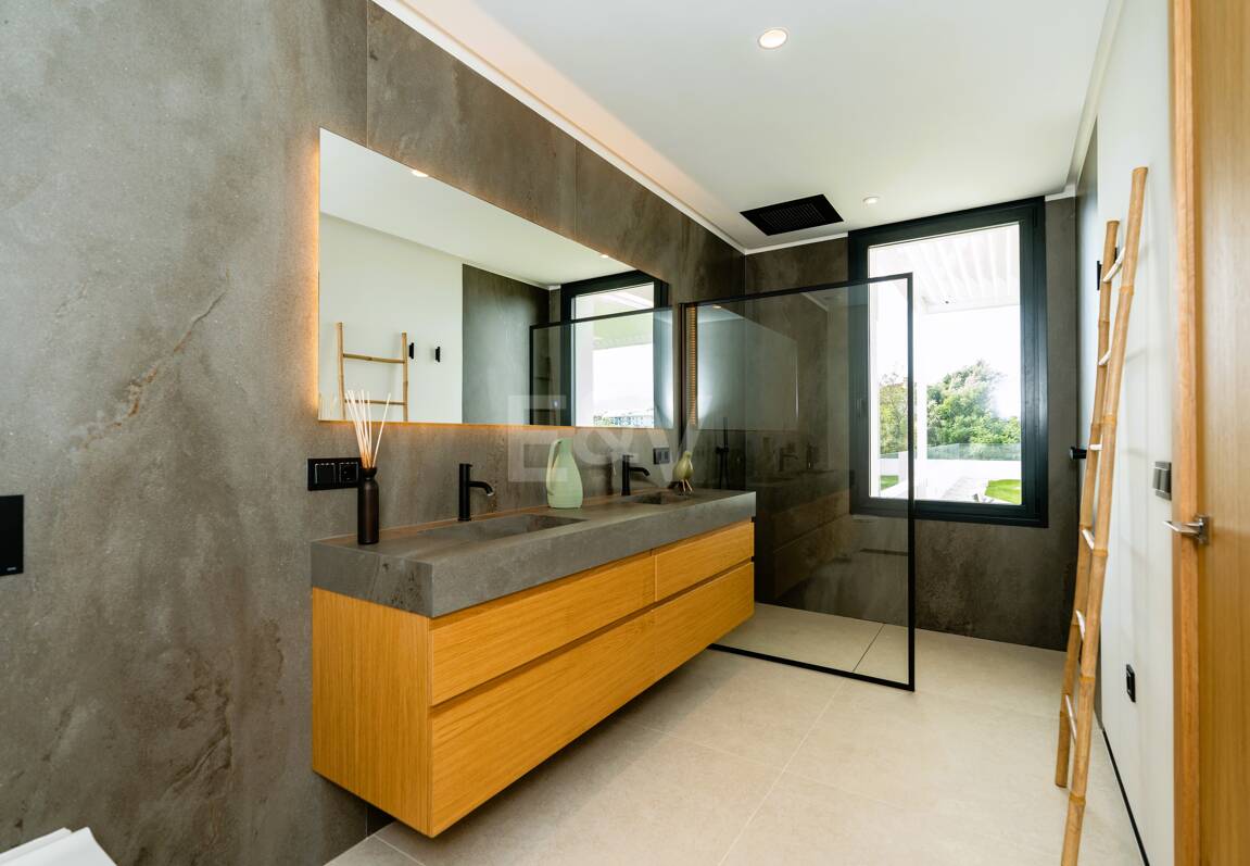 Stunning Modern Villa in Prime Location in San Pedro Beach