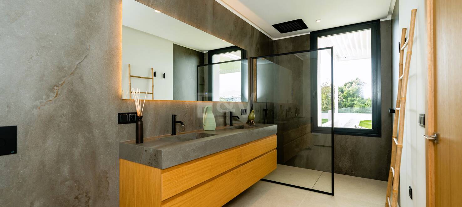 Stunning Modern Villa i Prime Location i San Pedro Beach