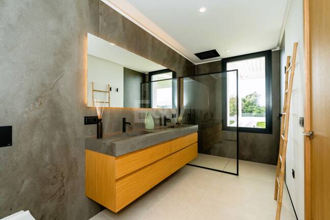 Stunning Modern Villa in Prime Location in San Pedro Beach