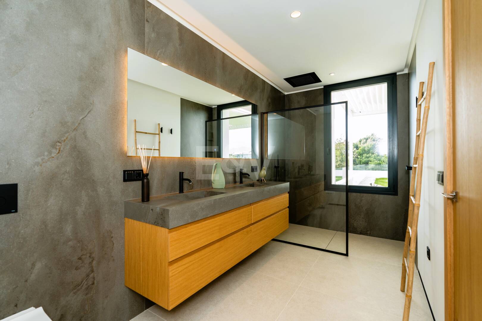 Stunning Modern Villa in Prime Location in San Pedro Beach