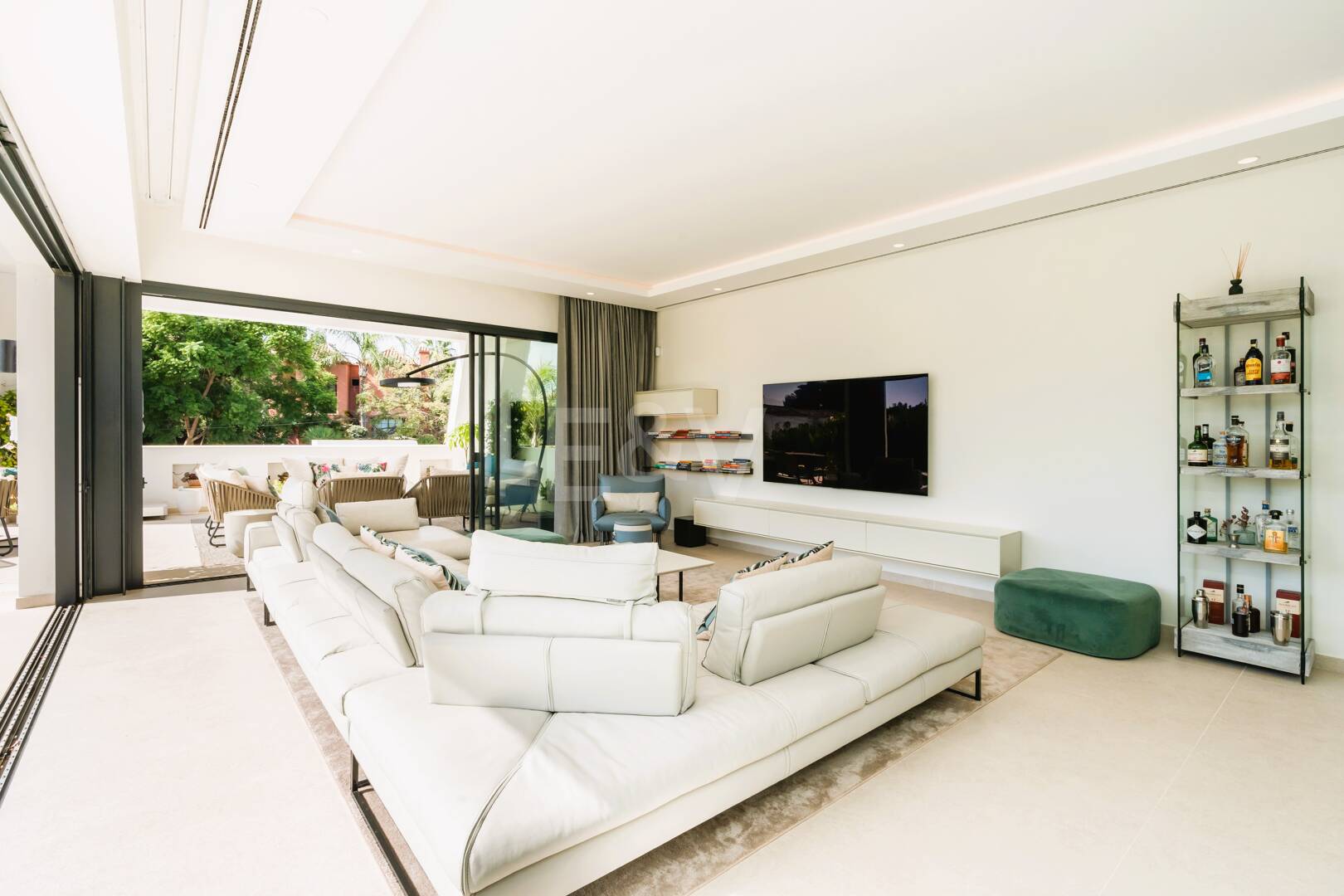 Stunning Modern Villa in Prime Location in San Pedro Beach