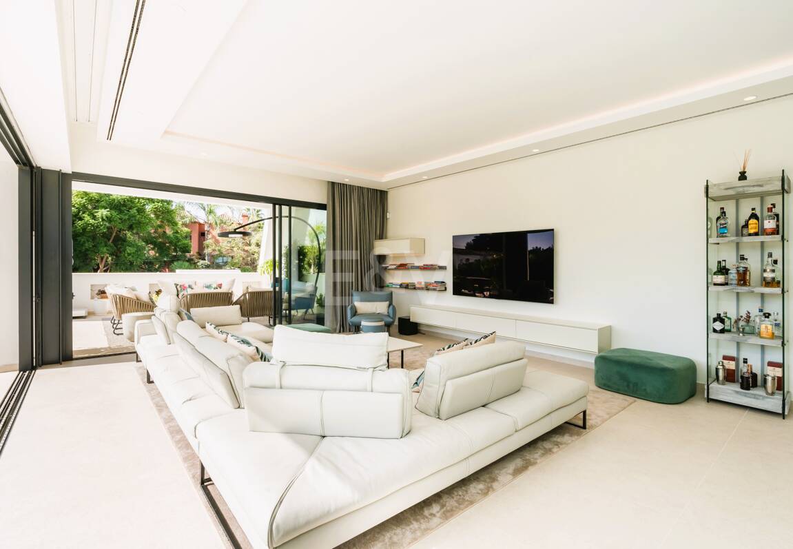 Stunning Modern Villa in Prime Location in San Pedro Beach