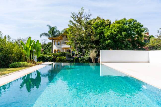 Stunning Modern Villa in Prime Location in San Pedro Beach