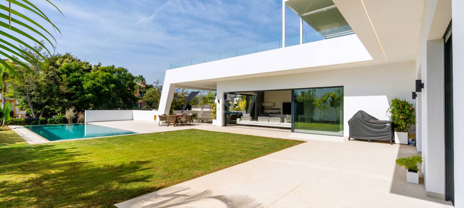 Stunning Modern Villa i Prime Location i San Pedro Beach
