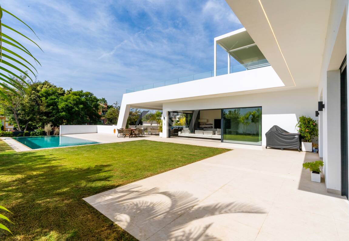 Stunning Modern Villa in Prime Location in San Pedro Beach