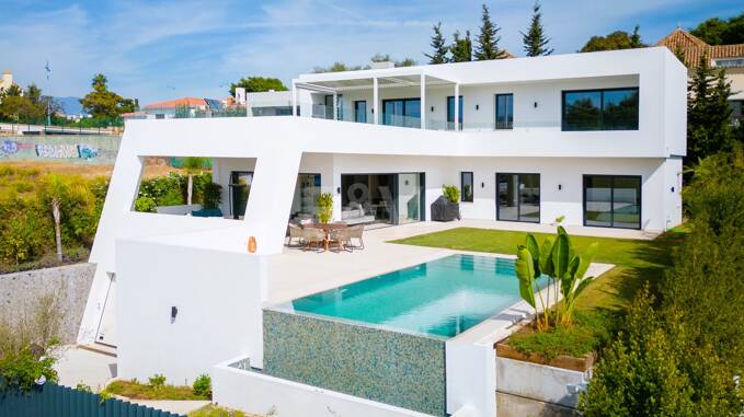 Stunning Modern Villa in Prime Location in San Pedro Beach