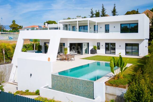 Stunning Modern Villa in Prime Location in San Pedro Beach