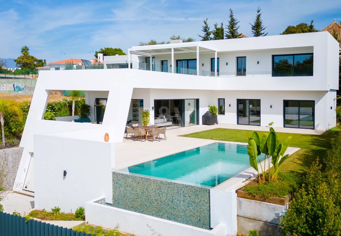 Stunning Modern Villa in Prime Location in San Pedro Beach