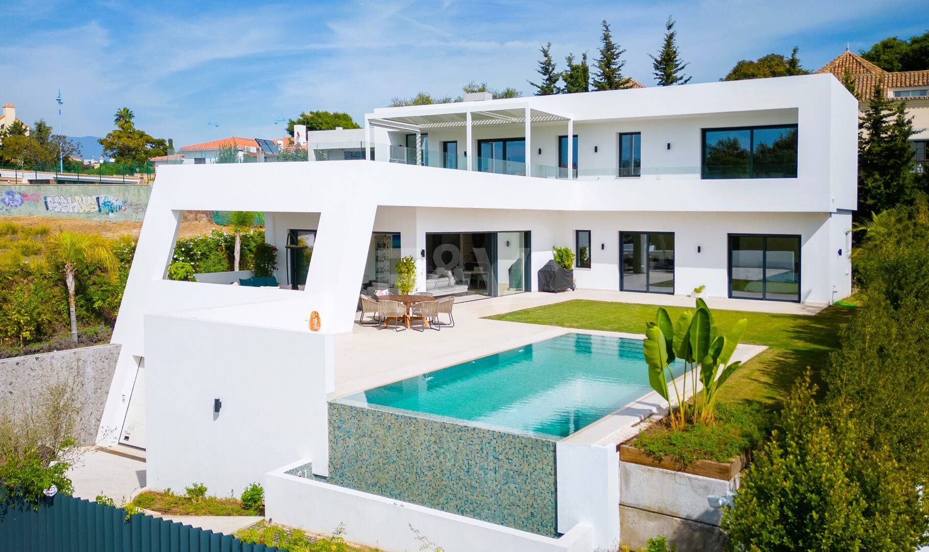 Stunning Modern Villa in Prime Location in San Pedro Beach