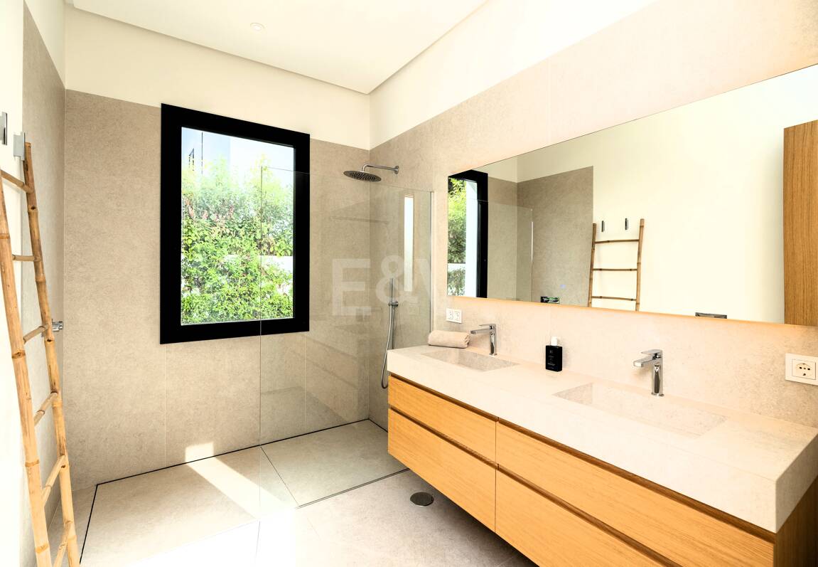 Stunning Modern Villa in Prime Location in San Pedro Beach