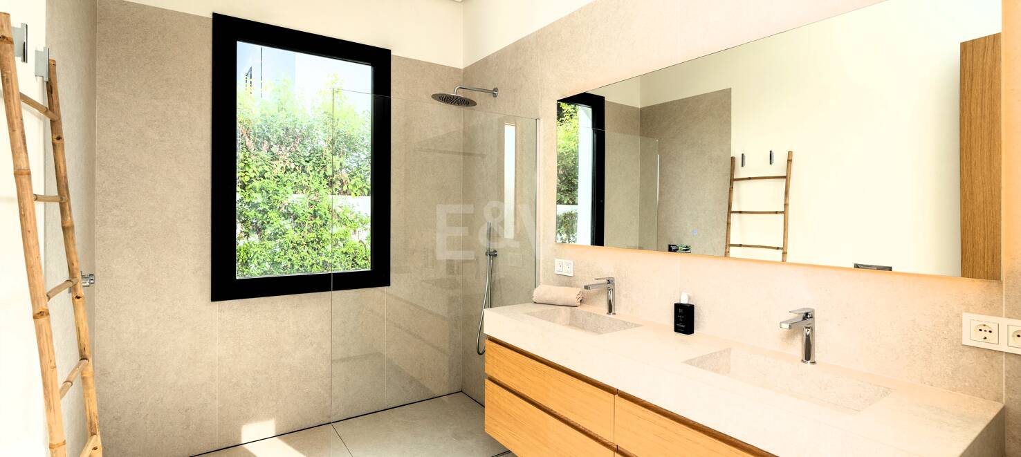 Stunning Modern Villa i Prime Location i San Pedro Beach